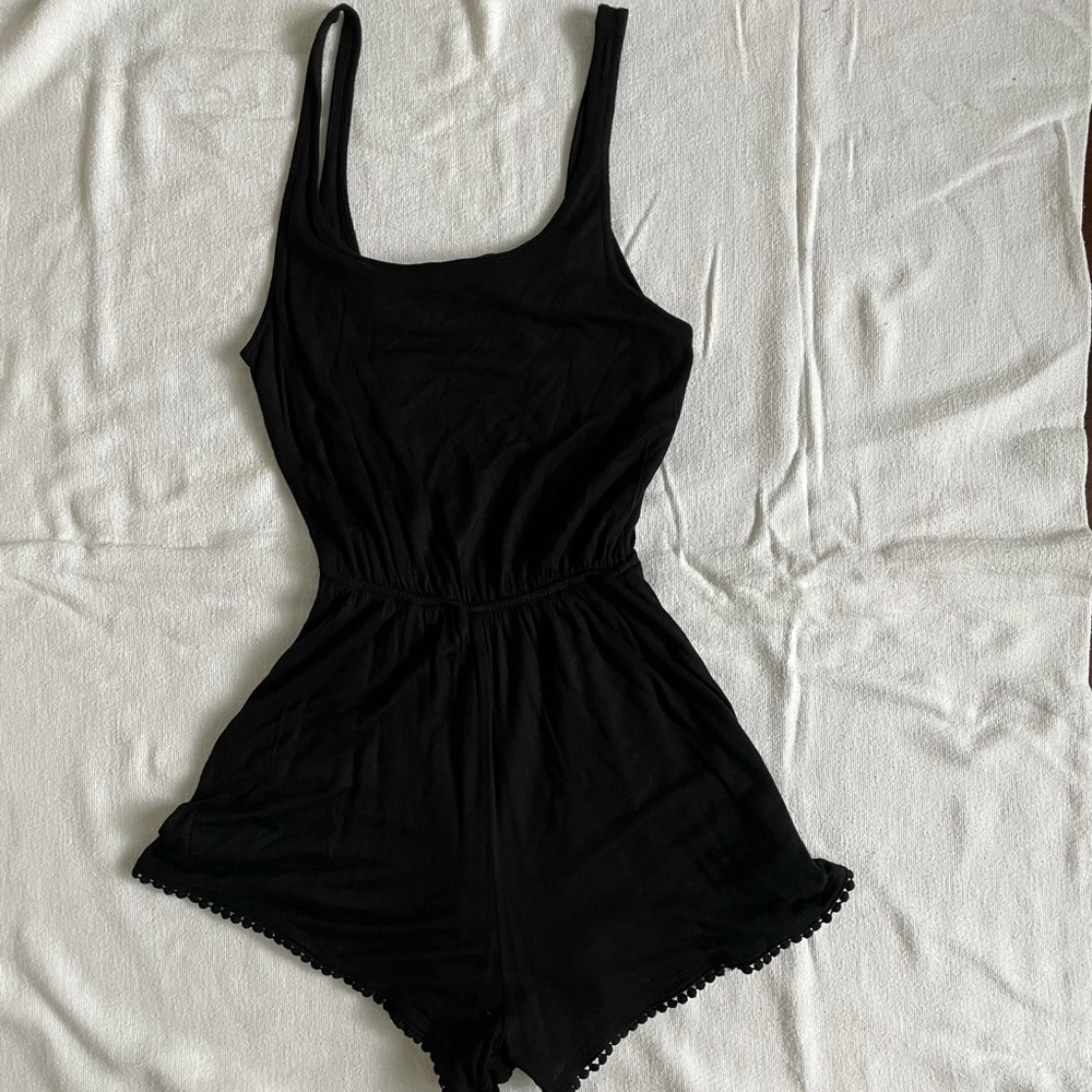 Hollister dark navy romper looks nearly black - Picture 1 of 3